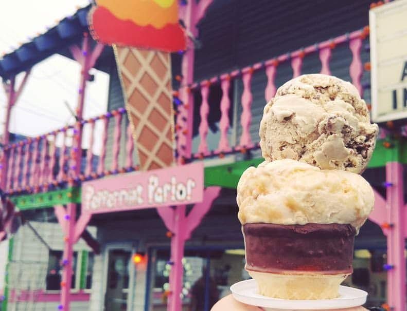 ice cream parlor 